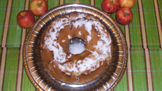 Bolo de maçã com nozes