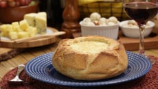 Sopa creme de queijos no pão italiano