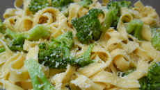 Talharim ao brócolis com alho e óleo