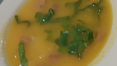 Sopa de legumes com calabresa