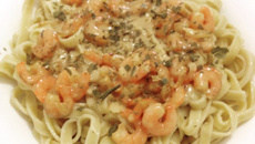 Talharim ao molho 4 queijos com camarões