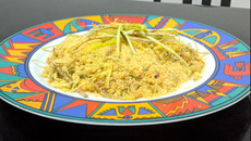 Farofa com castanha-do-Pará com crispy de alho-poró