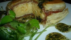 Folhado de Brie e Parma com mel de ervas