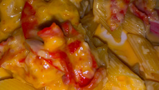 Macarrão ao molho pepperoni, parmesão e requeijão