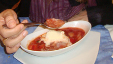 Sopa de morangos, manjericão e tomilho com sorvete de creme