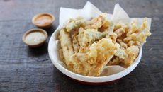 Tempura de camarão ou legumes de sua preferência