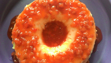 Pudim de iogurte grego com geleia de morango