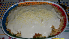 Macarrão com molho de tomates e ervilhas