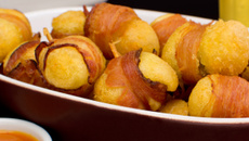 Medalhão de mandioca empanado