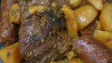 Lombinho assado com batatas e linguiça