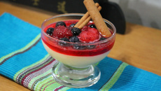 Bavaroise de laranja com frutas vermelhas marinadas