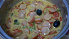 Estrogonofe de salsicha com azeitonas pretas e pimentão