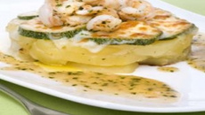 Batatas em salsa verde ao queijo e camarões