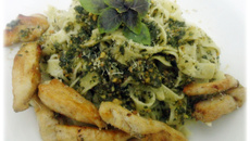 Macarrão ao pesto de manjericão