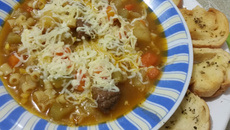 Sopa de carne e legumes