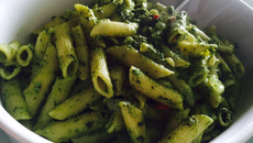 Penne à pesto (macarrão tipo penne com molho de manjericão)