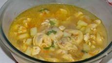 Sopa de agnolini (capeletti)