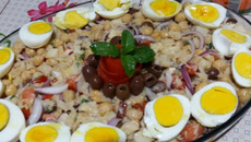 Salada de bacalhau com grão-de-bico e azeitona preta