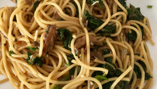 Espaguete com espinafre e shimeji
