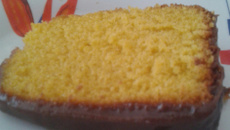 Bolo fofinho de cenoura com chocolate