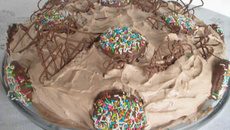 Bolo mousse de chocolate e mousse de beijinho