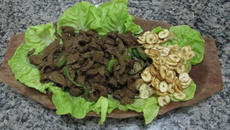 Iscas de fígado com jiló