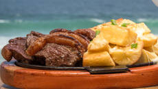 Picanha na chapa com mandioca na manteiga e mussarela