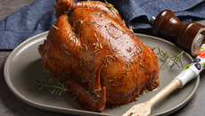 FRANGO ASSADO COM ALECRIM E LOURO