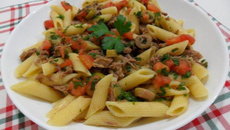 Salada de macarrão com carne fria e ervas