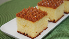 Bolo com cobertura de doce de leite