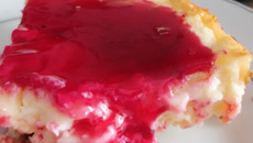 Torta de requeijão com cobertura de groselha