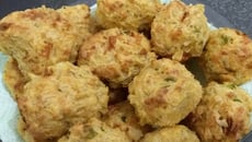 Bolinho de arroz com queijo na air fryer