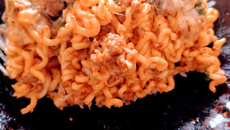 Lasanha de carne feita com miojo