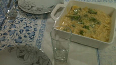 Macarrão com molho de queijo e brócolis