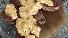 Bife com molho de mostarda