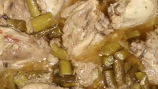 Sobrecoxa com quiabo