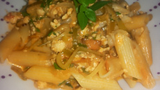 Penne com manjericão e alho poró