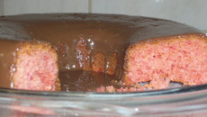 Bolo de massa vermelha com cobertura de chocolate