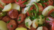 Linguiça ao forno com batatas