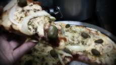 Pizza  a jato de calabresa