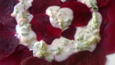 Carpaccio de beterraba ao molho de iogurte