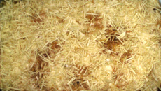 Carne moída com molho branco e batata palha