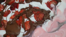 Mousse de morango com chocolate e chantilly