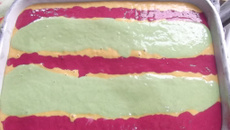 Bolo de cenoura, couve e beterraba