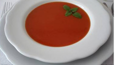 Sopa de tomate e queijo minas frescal