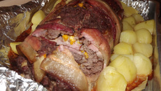 Rocambole de carne moída trançada com bacon