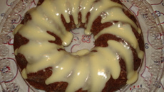 Bolo de canela com cobertura de chocolate branco