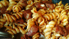 Macarrão parafuso com linguiça calabresa