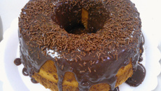 Bolo comum com cobertura de chocolate