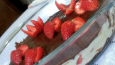 Pavê de chocolate com morangos